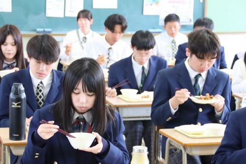 昼食を食べている高田高校の生徒たちの写真