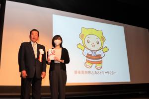 ふるさとキャラクターのデザインを制作した矢野さんと佐々木市長のツーショット写真