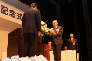 謝辞を述べる金谷名誉会頭の写真