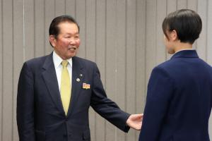 佐々木市長が激励のあいさつをしている写真