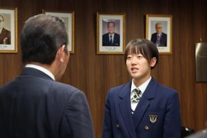 もりきさんが佐々木市長に意気込みを話している写真