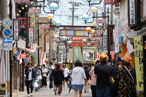 観光客で賑わう昭和の町商店街の写真