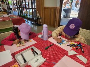 プラパンキーホルダーを作っている子どもたちの写真