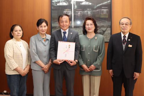 更生保護女性会、近藤校長、教育長の集合写真
