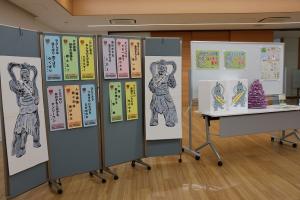 会場後方に設置された人権啓発に関する展示の写真