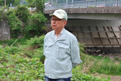 インタビューに答えている室谷組合長の写真
