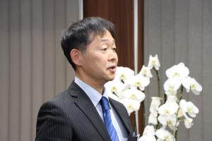 野崎支店長があいさつしている写真