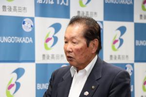 佐々木市長がお礼のあいさつを述べている写真
