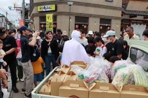 ミゼットが駄菓子を運んできた写真