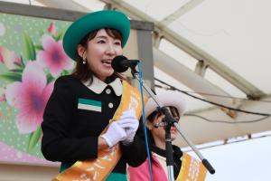あいさつをする山尾華織さんの写真