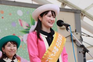 あいさつをする野村ゆきさんの写真