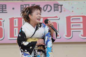岡田尚子さんが歌唱する写真