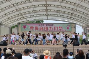 ステージイベントでダンスを披露する子どもたちの写真