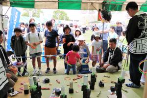 子どもたちが輪投げで遊んでいる写真