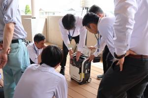 非常用発電機の起動の練習をしている職員の写真
