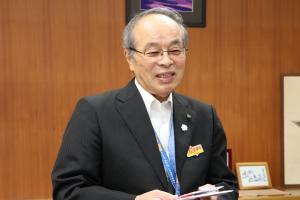お礼のあいさつをしている河野教育長の写真