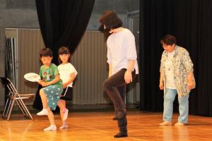 講師に教わりながら初めての練習に挑む児童2名の写真