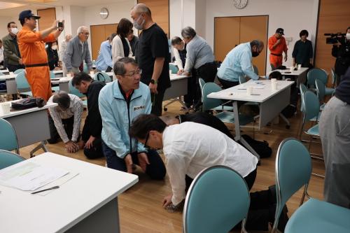 胸骨圧迫の訓練をしている参加者たちの写真