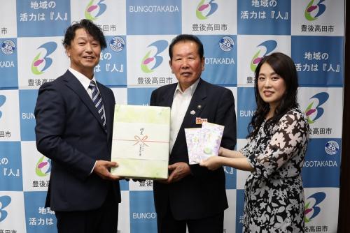 新茶寄贈の記念写真