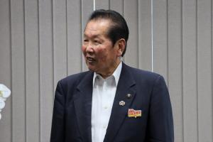 お礼のあいさつをしてる佐々木市長の写真