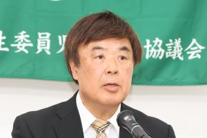 あいさつをする光門会長