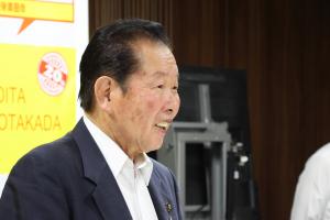 佐々木市長が激励のあいさつをしている写真