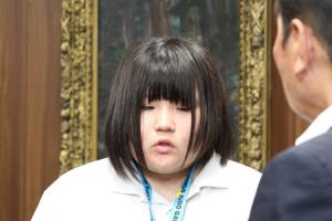 抱負を述べる佐藤さん
