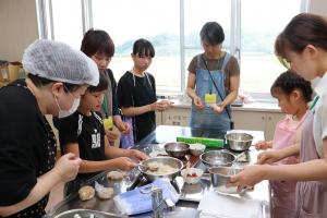 おにぎりを作る参加者