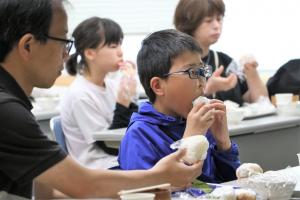 自分で作ったおにぎりを食べる参加者