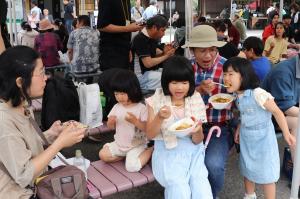 マルシェで食事を楽しむ参加者