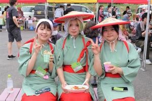 マルシェで食事を楽しむ中世衣装を着た参加者