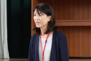 校長先生があいさつしている写真