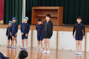 水泳学習の目標を発表している写真