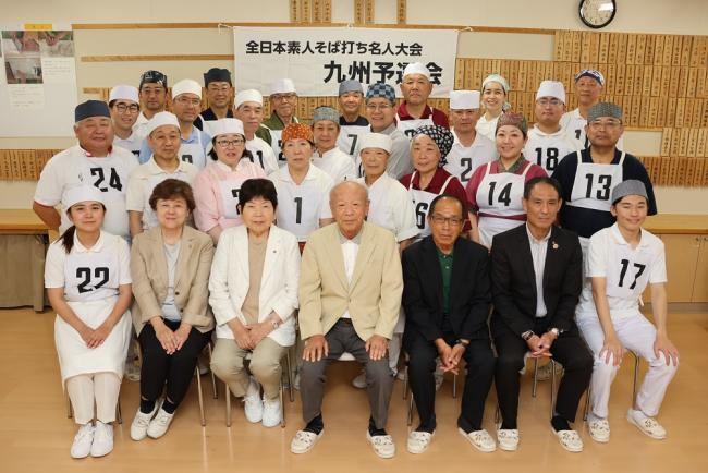 出場者と審査委員と主催者が写った記念写真