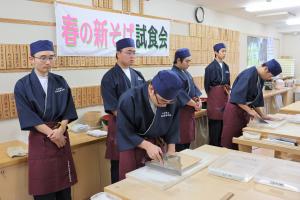 高田高校そば打ちチーム（3年生）によるそば打ちの実演の写真