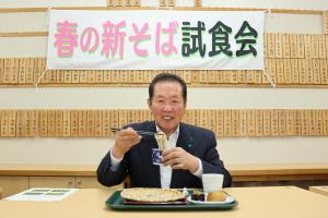 佐々木市長が新そばを笑顔で食べている写真