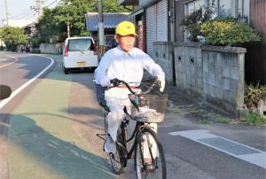 自転車に乗ってやってきた道野さん