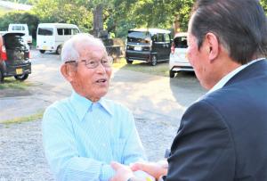 佐々木市長と握手する道野さん