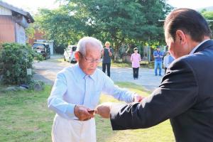 佐々木市長から報賞状受け取る道野さん