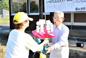 花束を受け取る道野さん