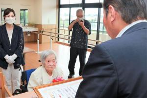 報賞状を受け取る江口さん