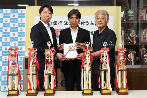 高田中学校の小川匡校長、株式会社田中工藝の田中賢二代表取締役社長、大分銀行高田支店の安部萬治郎支店長の集合写真