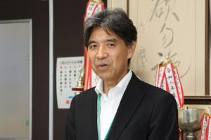 高田中学校の小川校長があいさつしている写真
