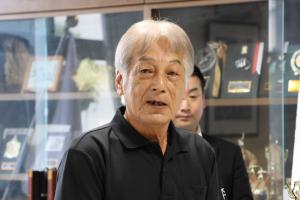 田中社長があいさつしている写真