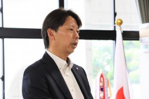 大分銀行高田支店の安部支店長があいさつしている写真