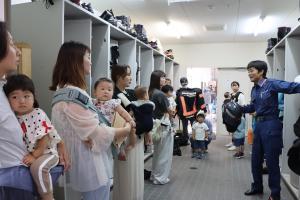 説明をする消防職員と聞いている参加者の写真