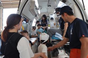 救急車の中を見学している参加者たちの写真