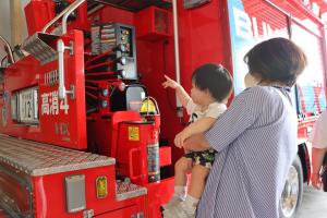 消防車を指さしている子どもの写真