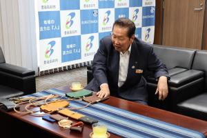 ジビエレザーの製品を眺めている市長の写真
