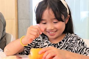 ハリコ作りに取り組む参加者